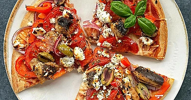 Pizza z sardynkami, oliwkami i kozim serem na cienkim cieście