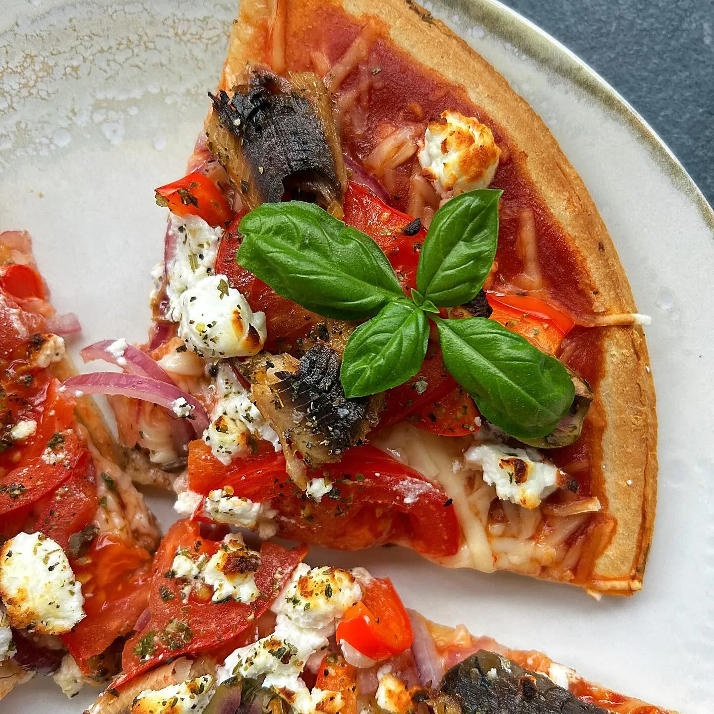 Pizza z sardynkami, oliwkami i kozim serem na cienkim cieście