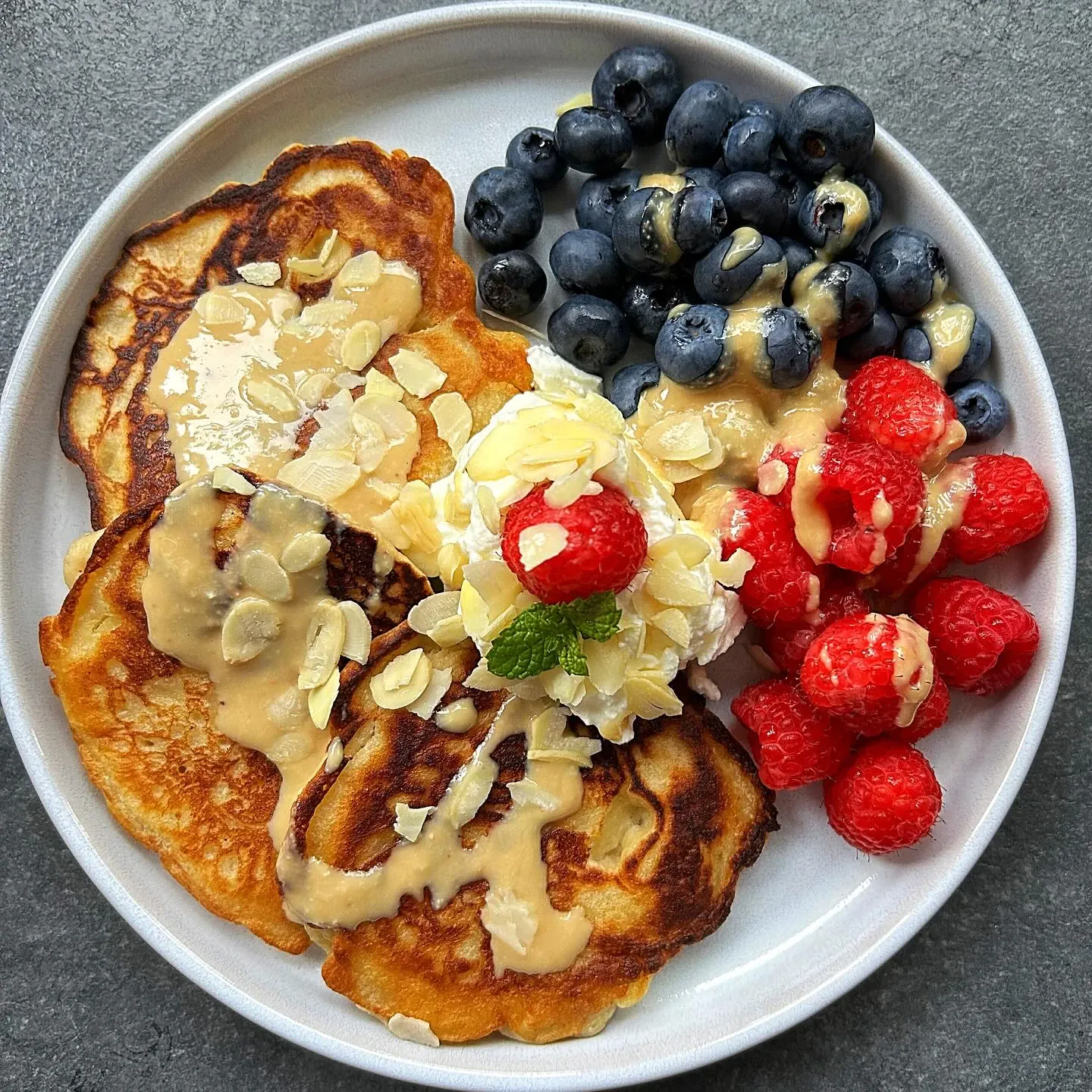 Placuszki śniadaniowe z mąki gryczanej z owocami i jogurtem – zdrowe, puszyste, bez cukru