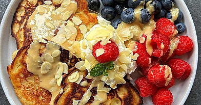 Placuszki śniadaniowe z mąki gryczanej z owocami i jogurtem – zdrowe, puszyste, bez cukru