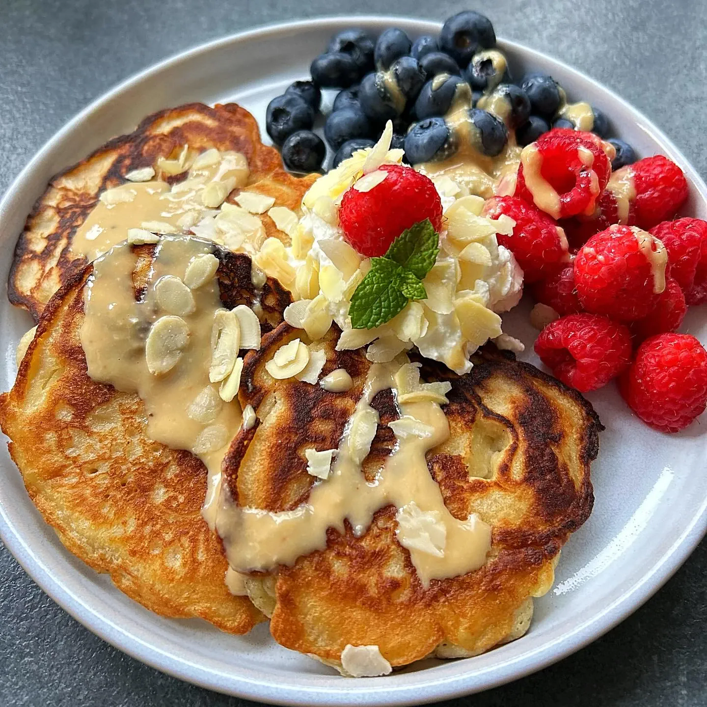 Placuszki śniadaniowe z mąki gryczanej z owocami i jogurtem – zdrowe, puszyste, bez cukru