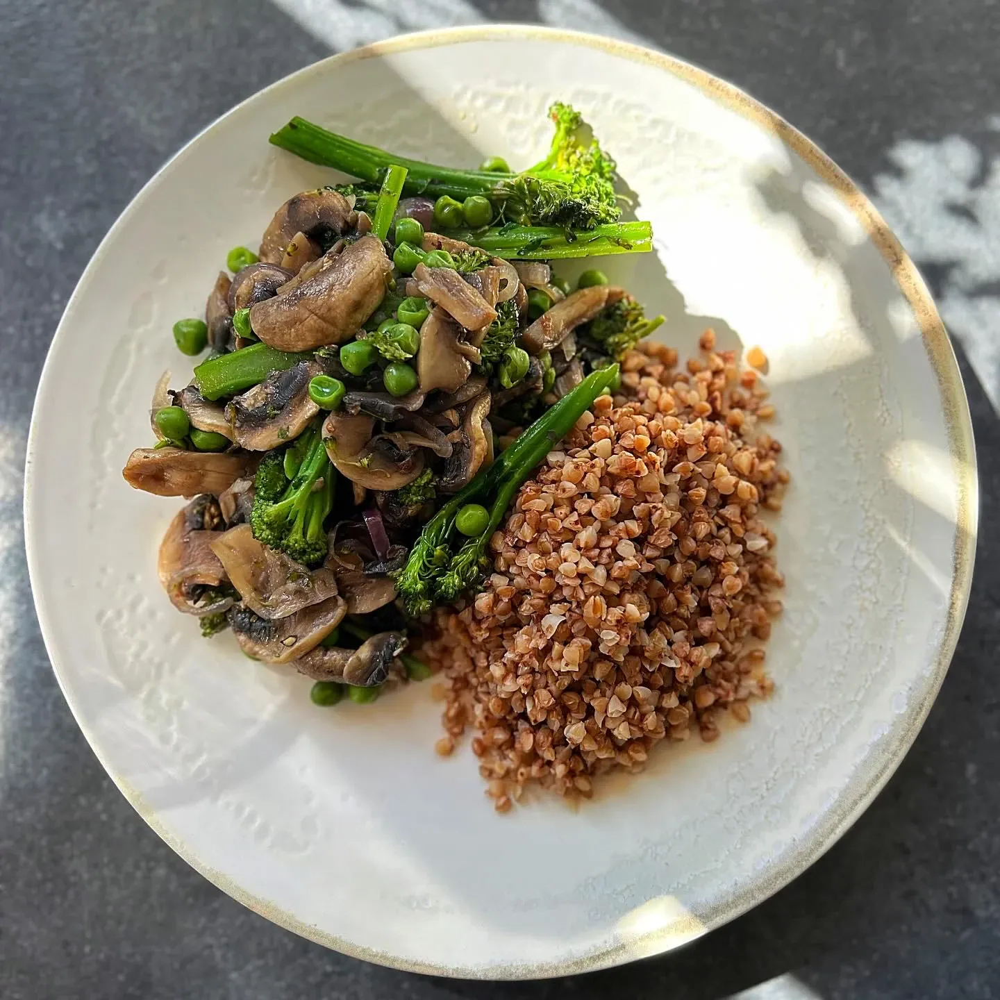 Kasza gryczana z pieczarkami, bimi i zielonym groszkiem