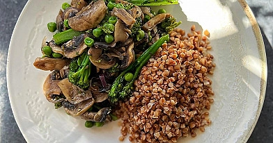 Kasza gryczana z pieczarkami, bimi i zielonym groszkiem