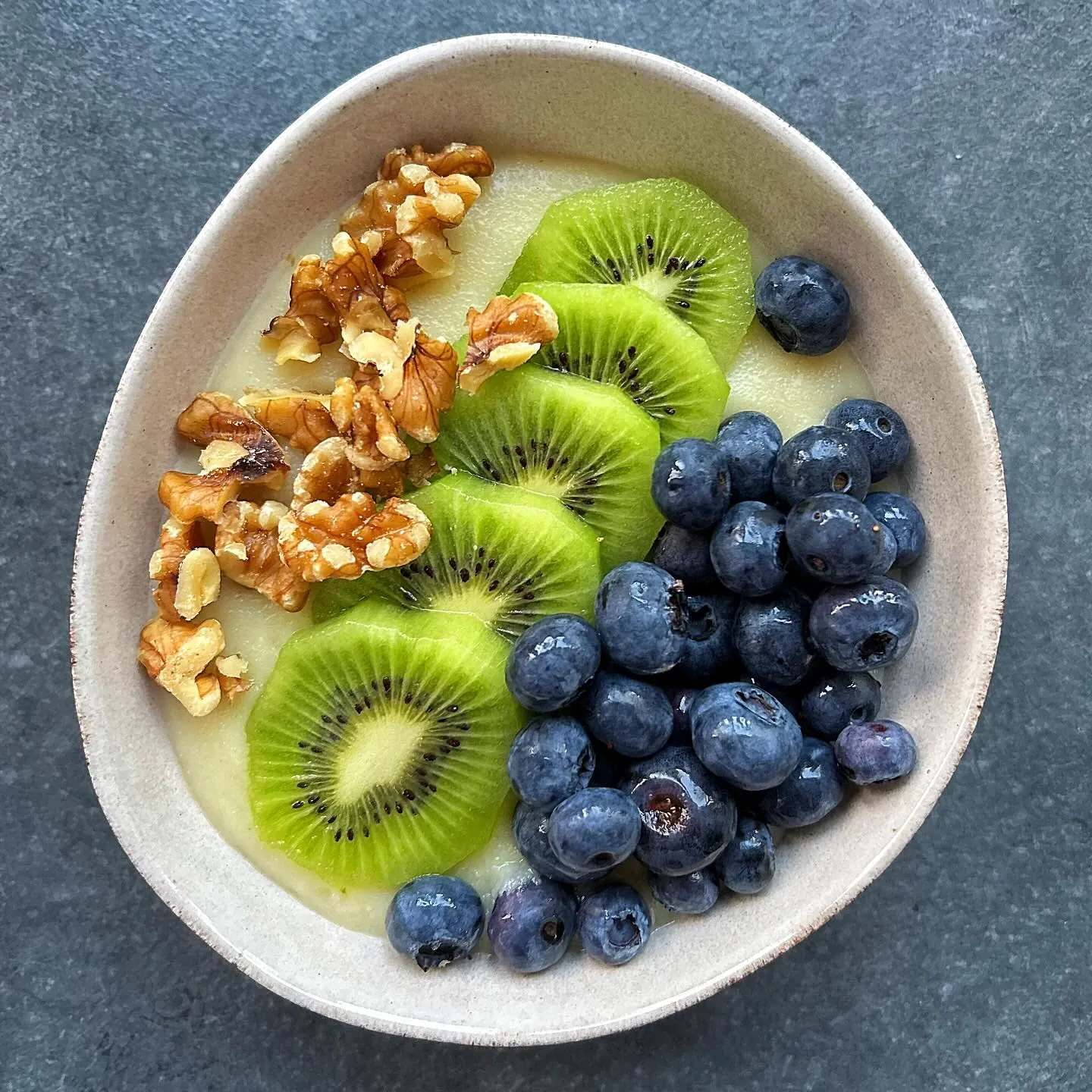 Kasza manna z owocami, orzechami i masłem orzechowym