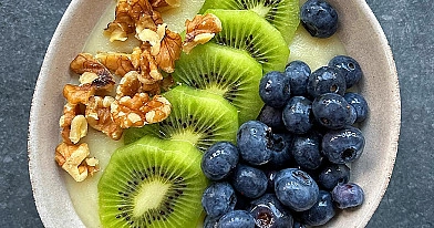 Kasza manna z owocami, orzechami i masłem orzechowym