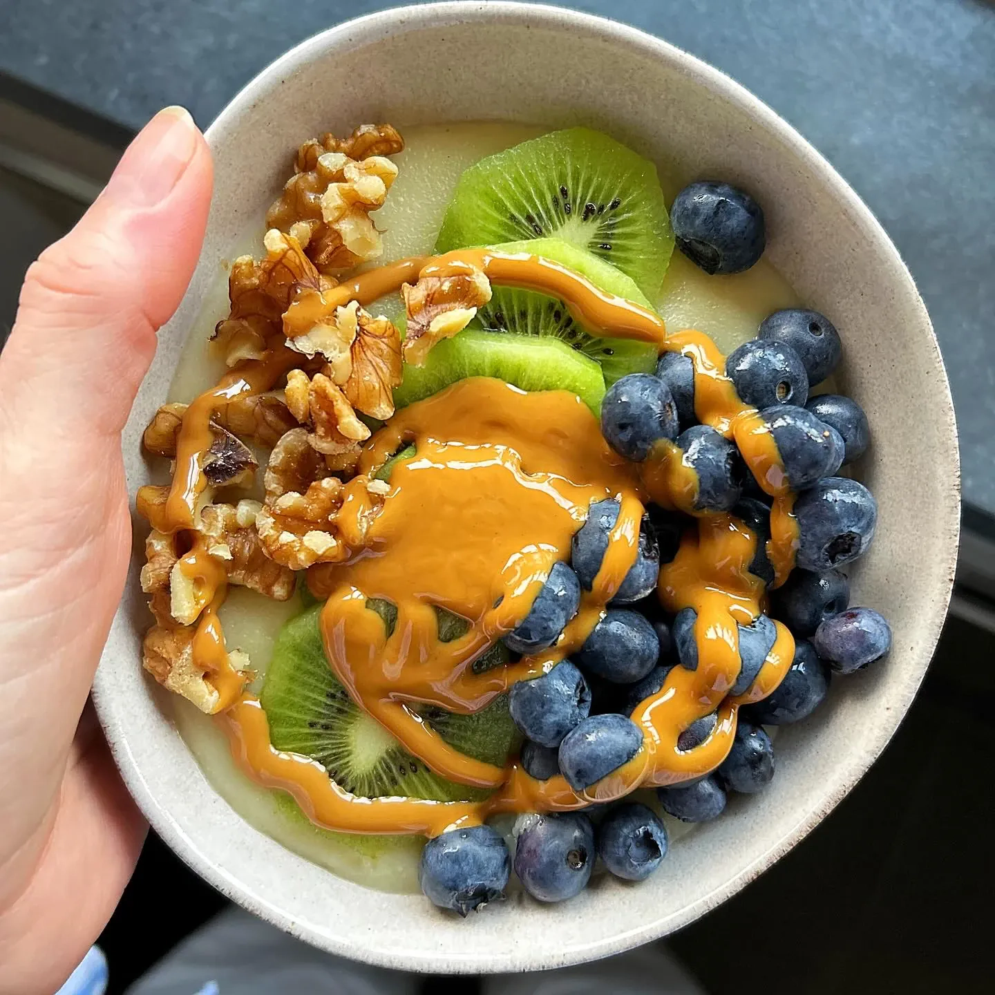 Kasza manna z owocami, orzechami i masłem orzechowym