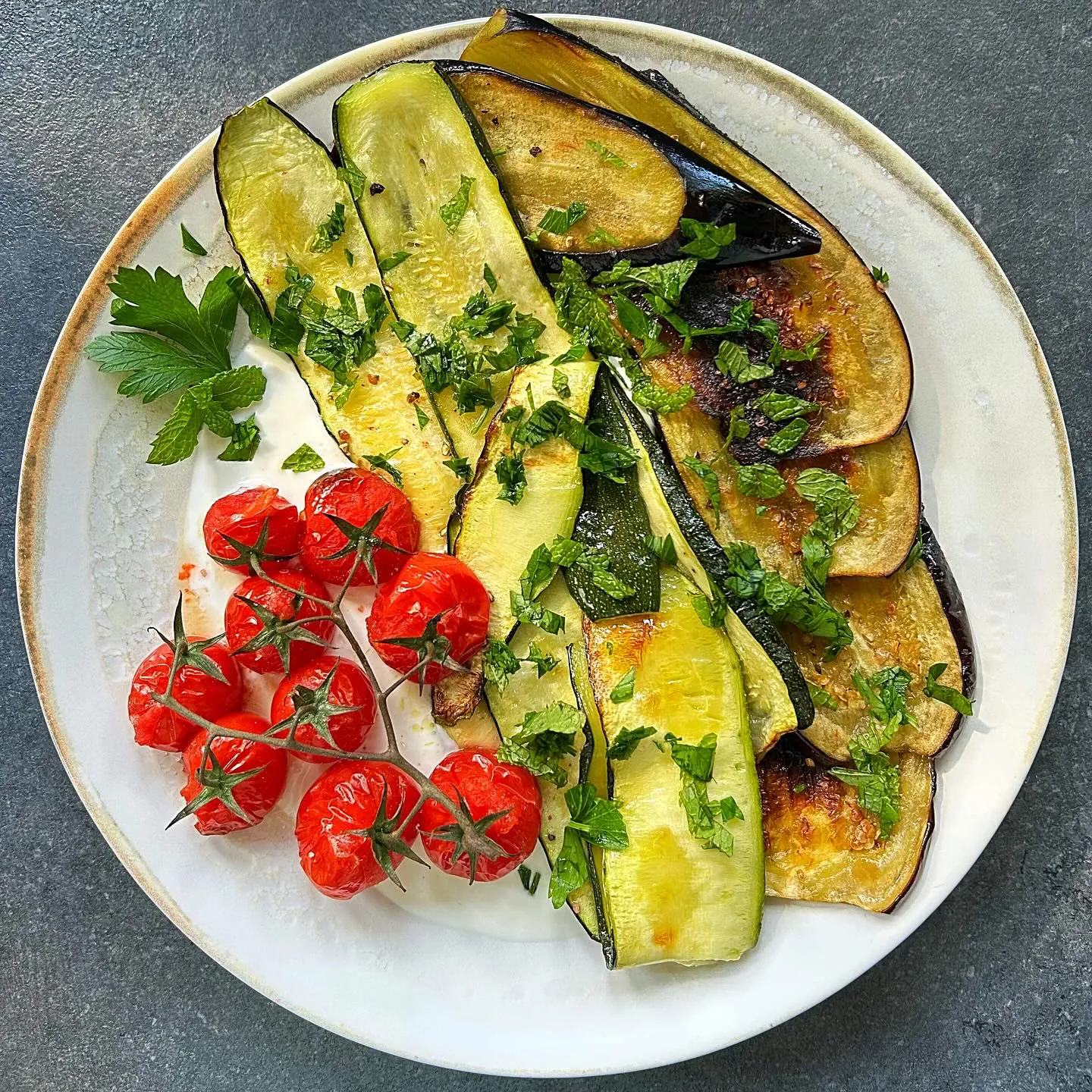 Pieczone bakłażany i cukinie z sosem feta i miętą