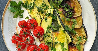Pieczone bakłażany i cukinie z sosem feta i miętą