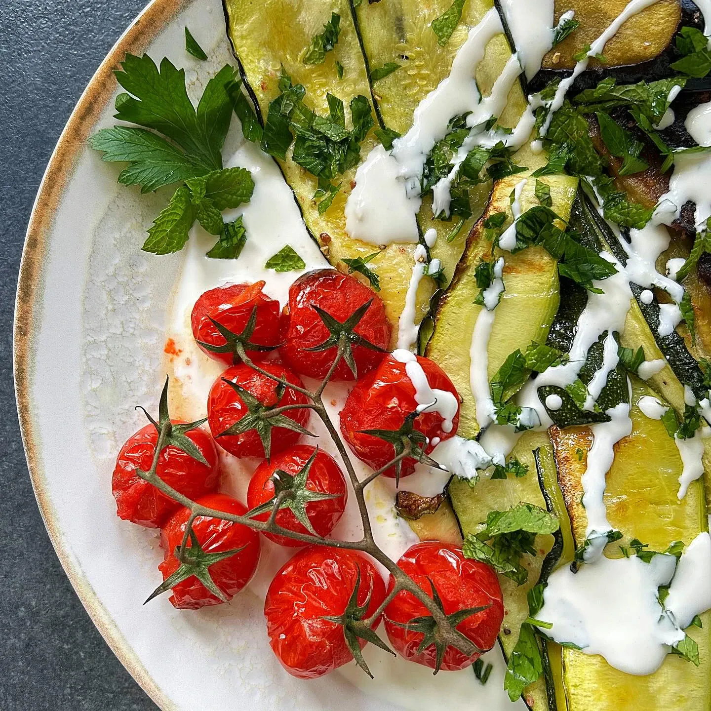 Pieczone bakłażany i cukinie z sosem feta i miętą
