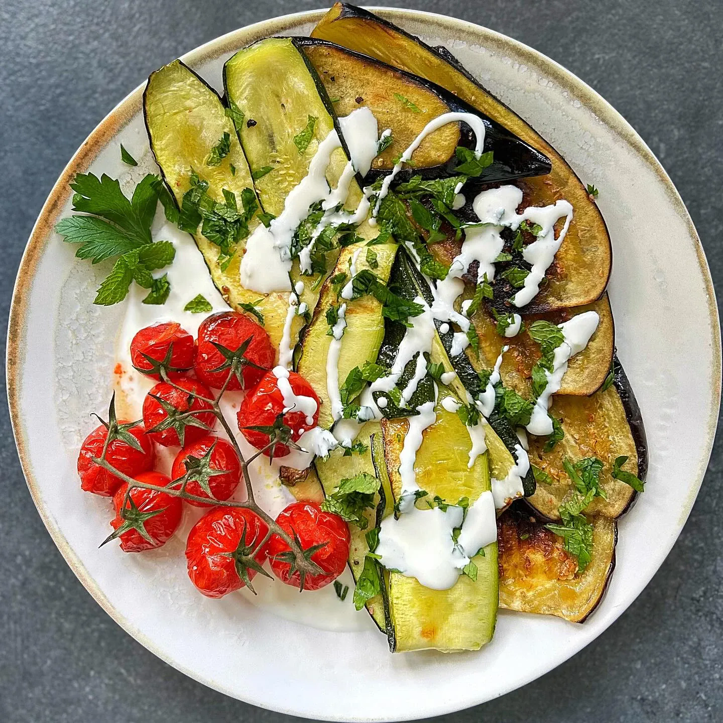 Pieczone bakłażany i cukinie z sosem feta i miętą