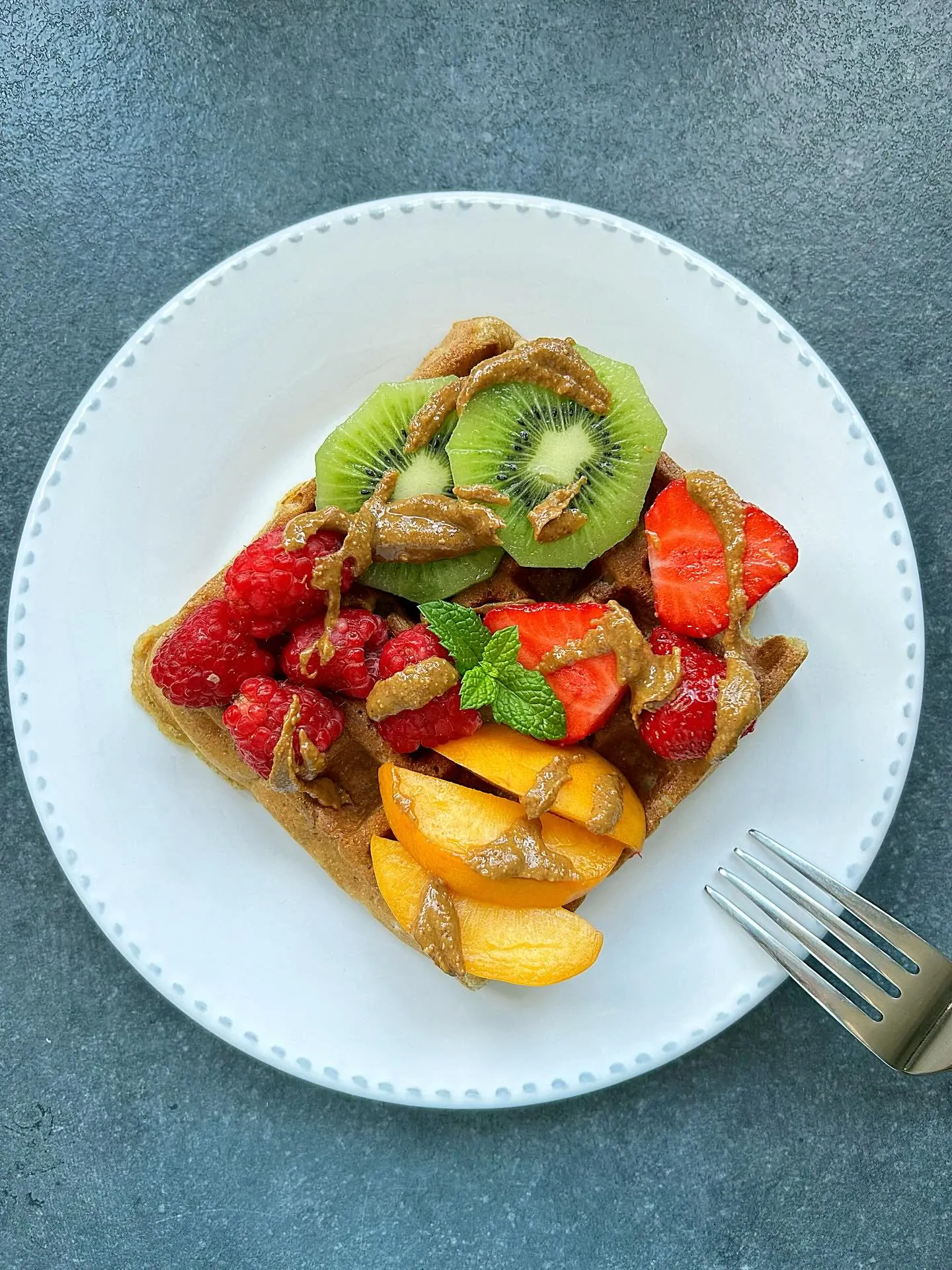 Gofry migdałowe bez glutenu z owocami na chrupiące śniadanie