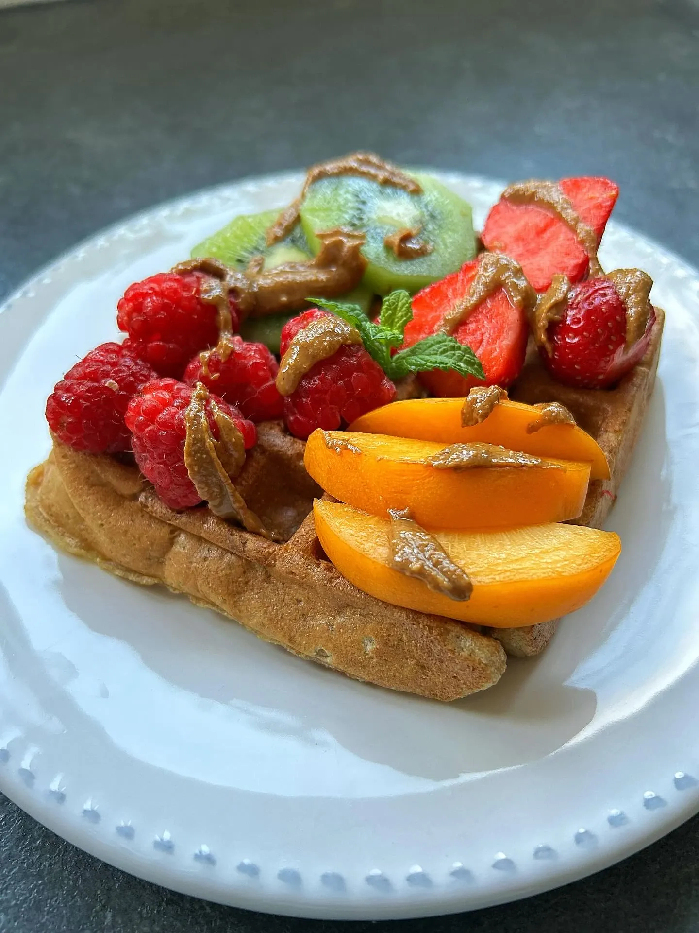 Gofry migdałowe bez glutenu z owocami na chrupiące śniadanie