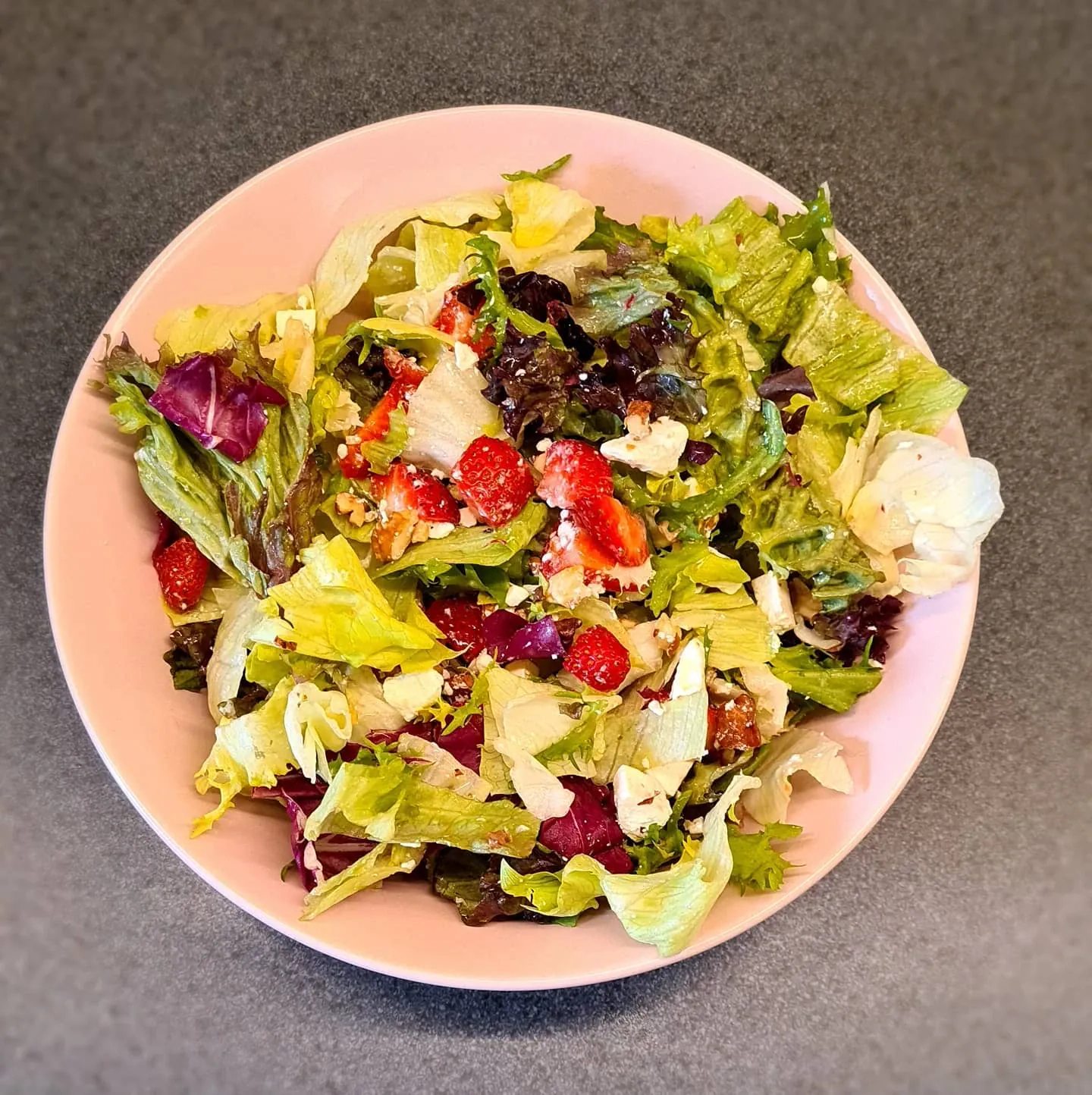 Zemeņu salāti ar fetu un riekstiem – veselīga recepte