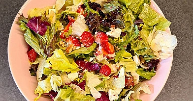 Zemeņu salāti ar fetu un riekstiem – veselīga recepte