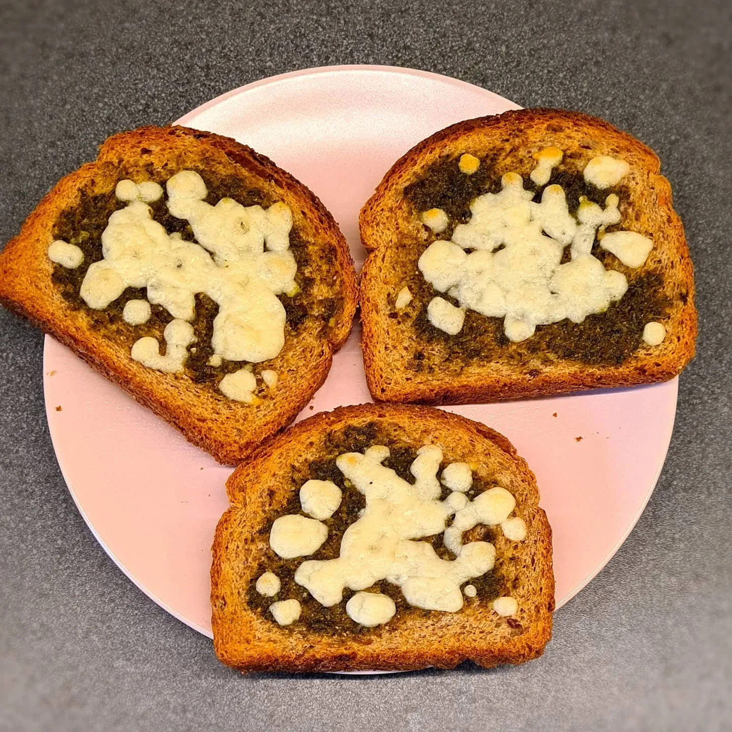 Kraukšķīgas brokastu maizītes ar pesto un mocarellu