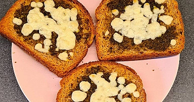 Kraukšķīgas brokastu maizītes ar pesto un mocarellu