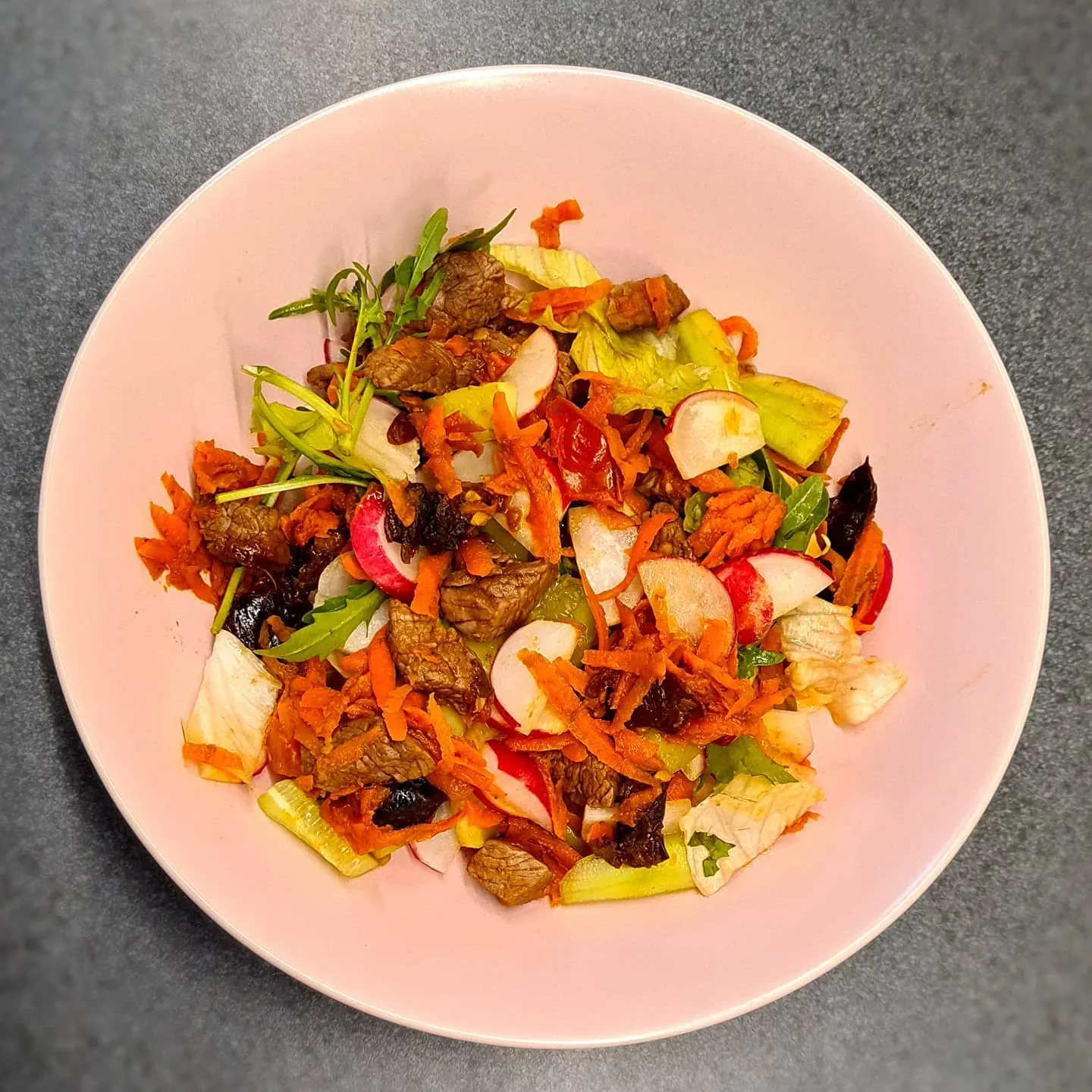 Veselīga liellopa poke bļoda ar dārzeņiem un rīsiem