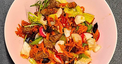 Veselīga liellopa poke bļoda ar dārzeņiem un rīsiem