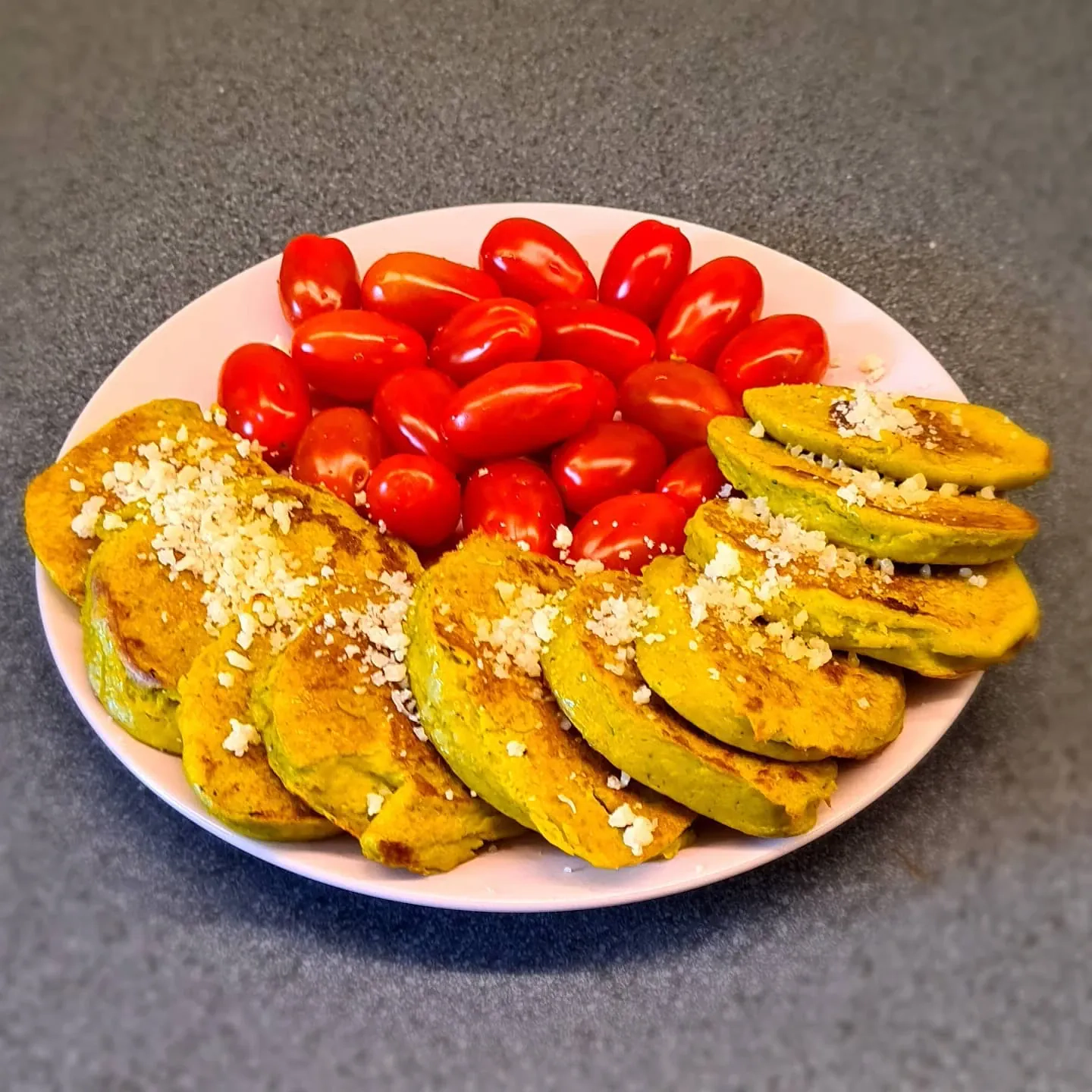 Ķirbja-brokoļa pankūkas ar rīvētu parmezānu un ķirštomāti