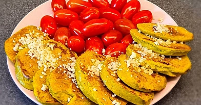 Ķirbja-brokoļa pankūkas ar rīvētu parmezānu un ķirštomāti