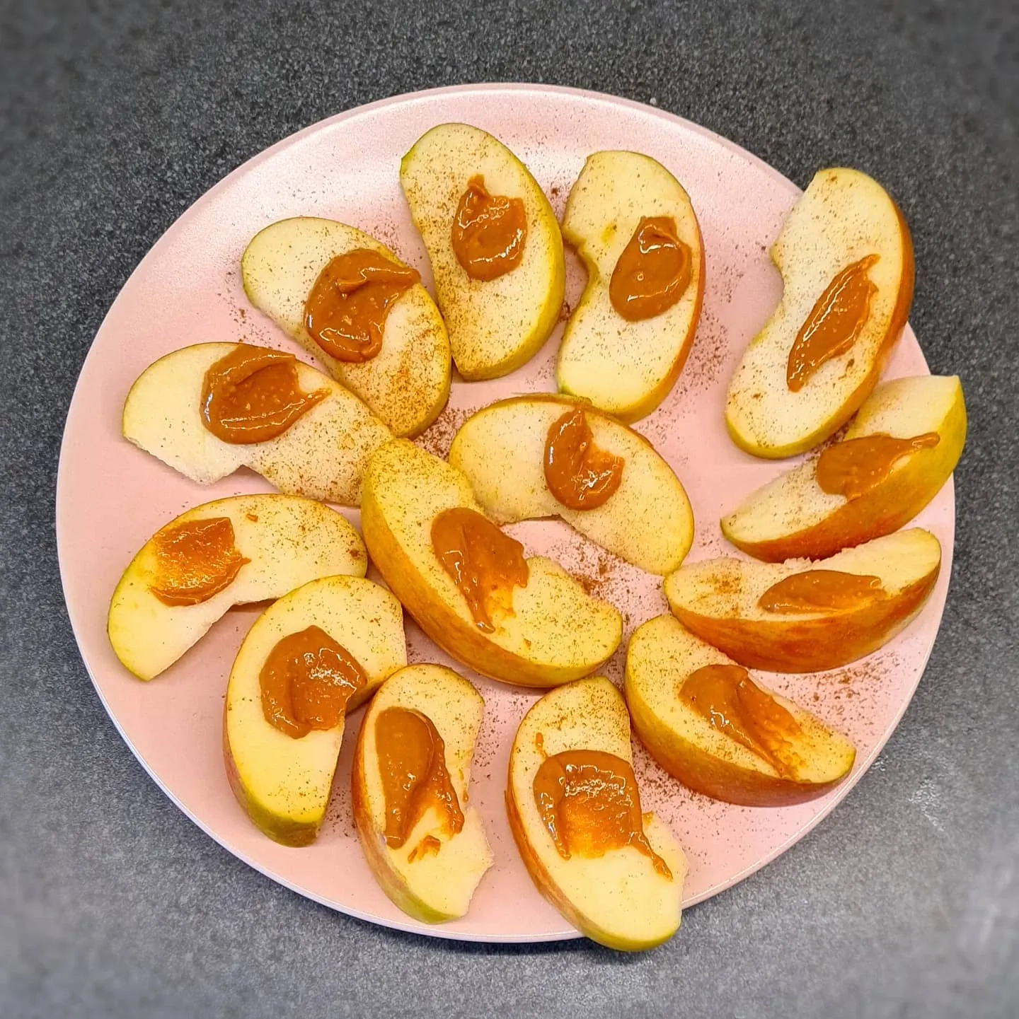 Ābolu šķēlītes ar zemesriekstu sviestu un kanēli