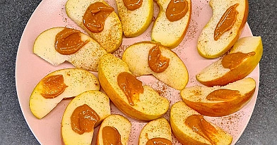 Ābolu šķēlītes ar zemesriekstu sviestu un kanēli