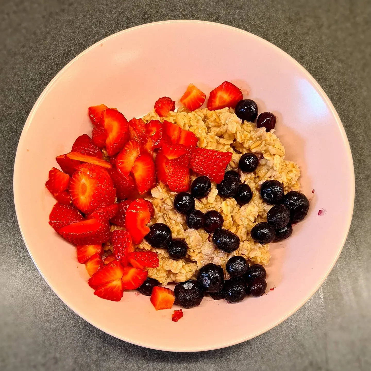 Auzu pārslu putra ar mellenēm un zemenēm