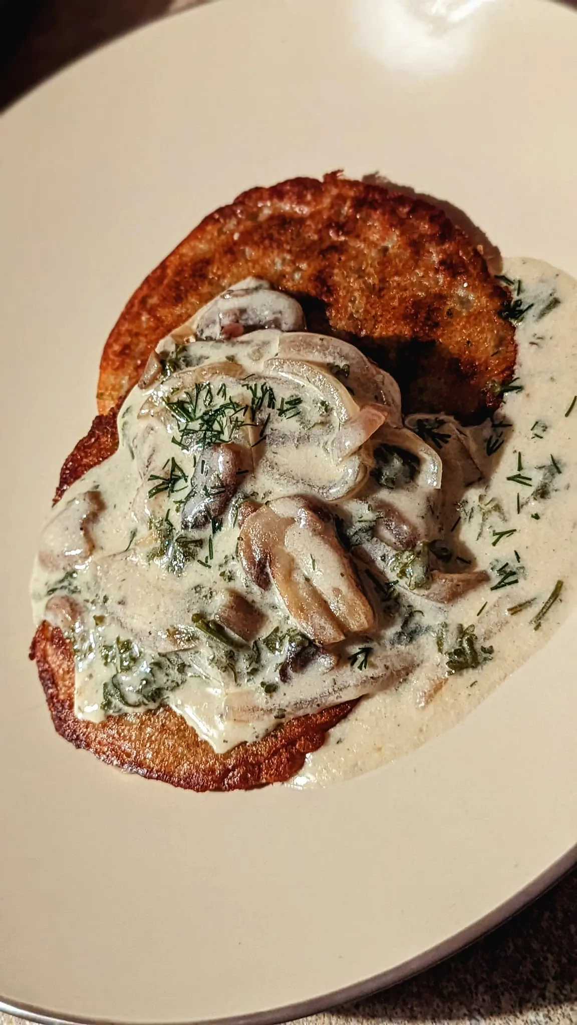 Bulvių ir burokėlių blynai su grybų padažu