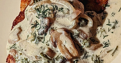 Bulvių ir burokėlių blynai su grybų padažu