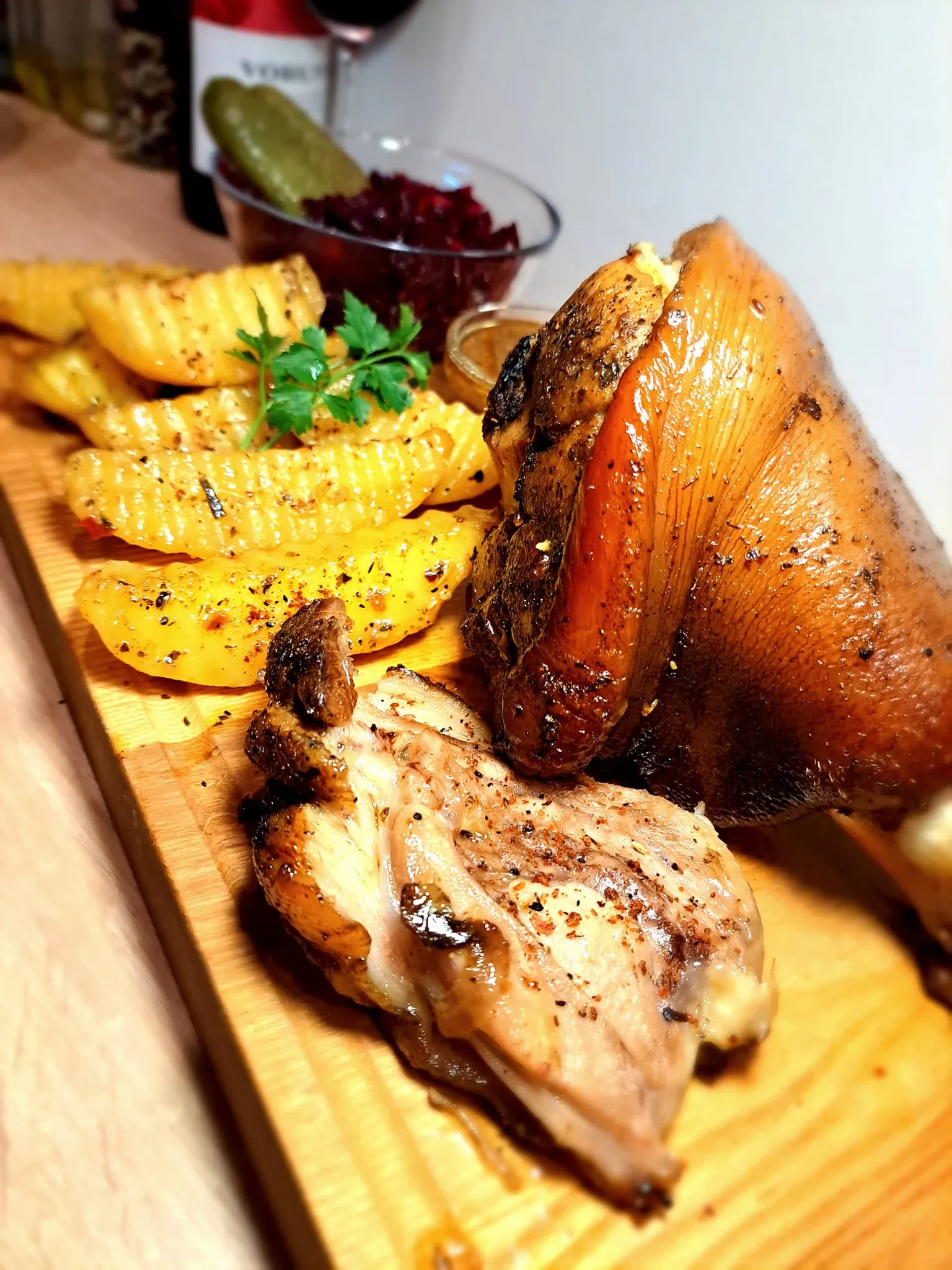 Traški ir sultinga kiaulienos karka karšto oro gruzdintuvėje