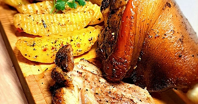 Traški ir sultinga kiaulienos karka karšto oro gruzdintuvėje