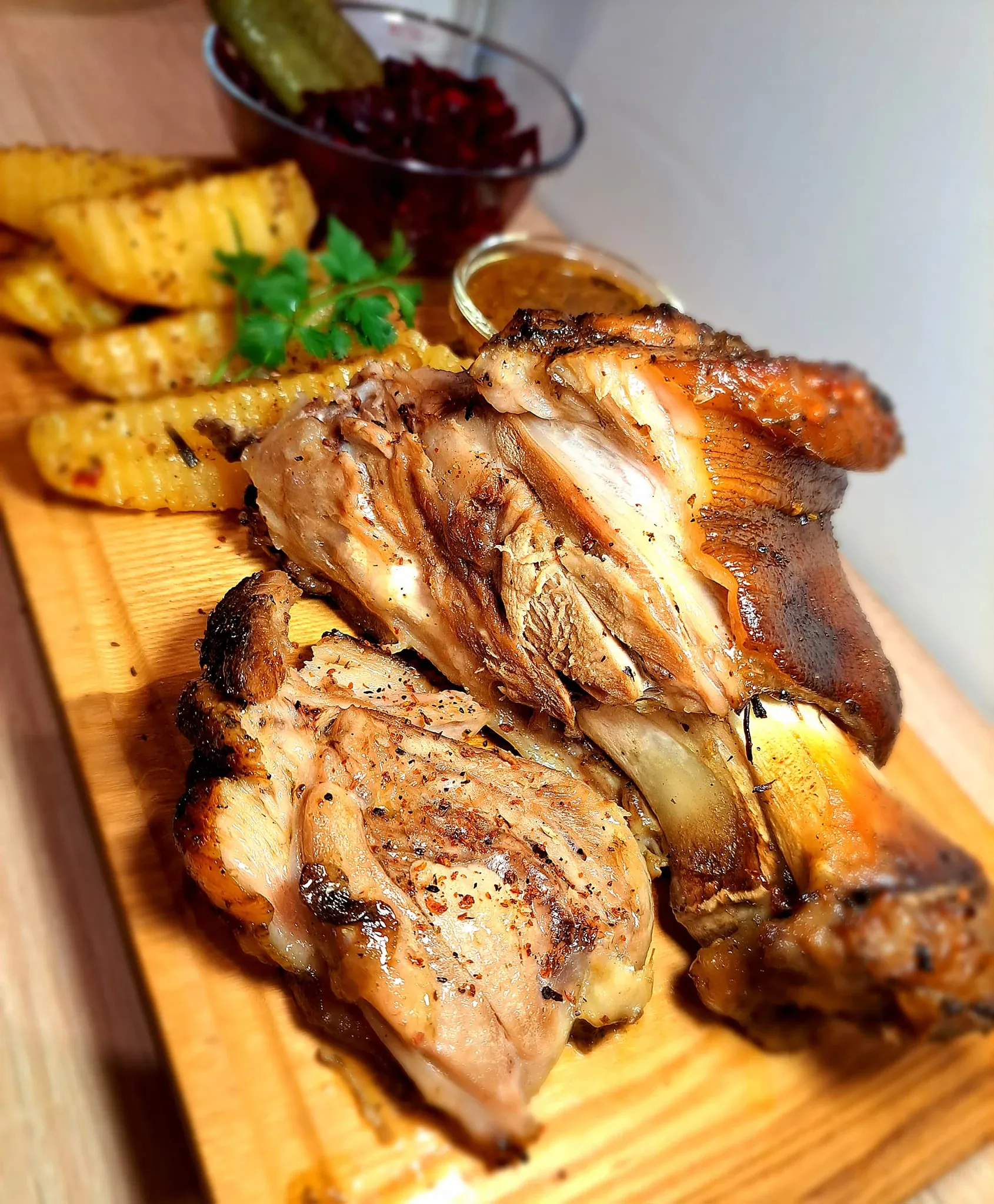 Traški ir sultinga kiaulienos karka karšto oro gruzdintuvėje