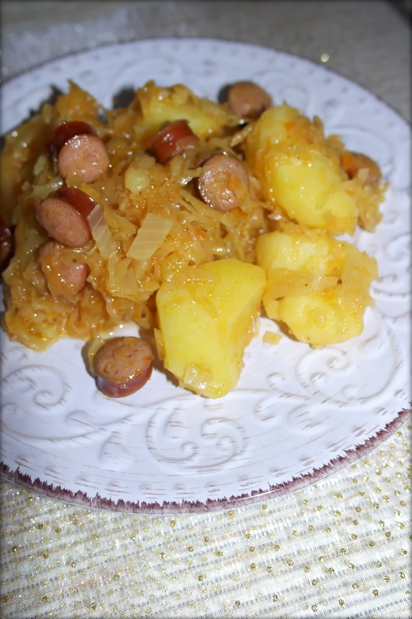 Troškinti rauginti kopūstai su dešrelėmis, morkomis ir pomidorų padažu