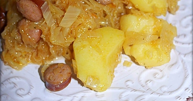 Troškinti rauginti kopūstai su dešrelėmis, morkomis ir pomidorų padažu