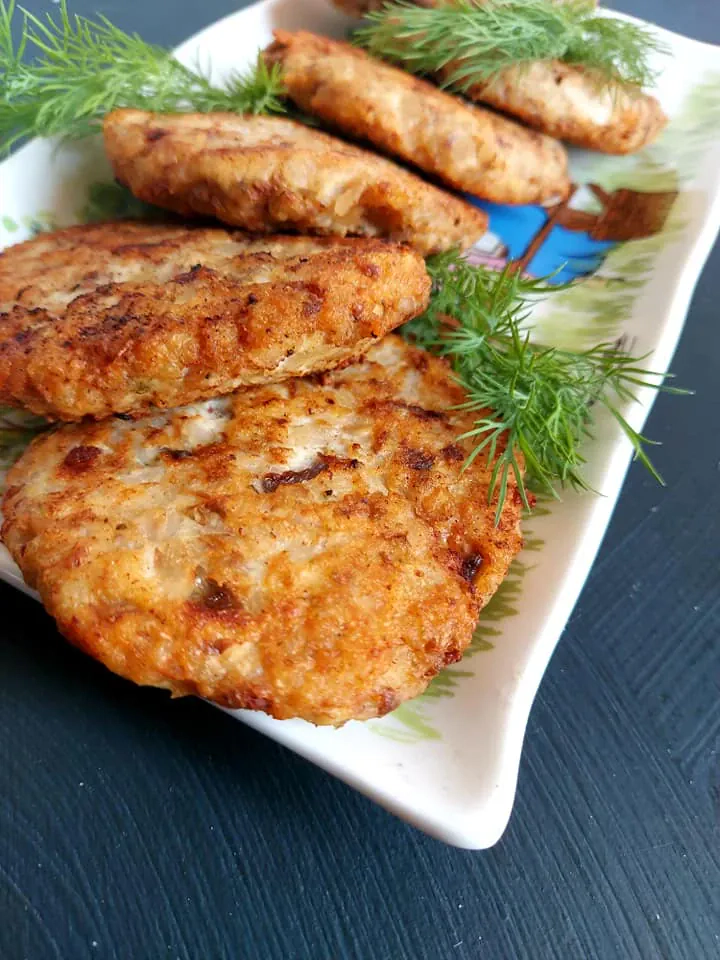 Dietiniai vištienos ir grikių kotletai orkaitėje