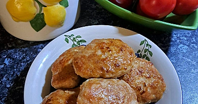 Dietiniai vištienos kotletai su morkomis ir gysločių sėklų lobelėmis