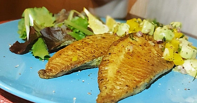 Greita kepta tilapija keptuvėje su mango-avokado salsa