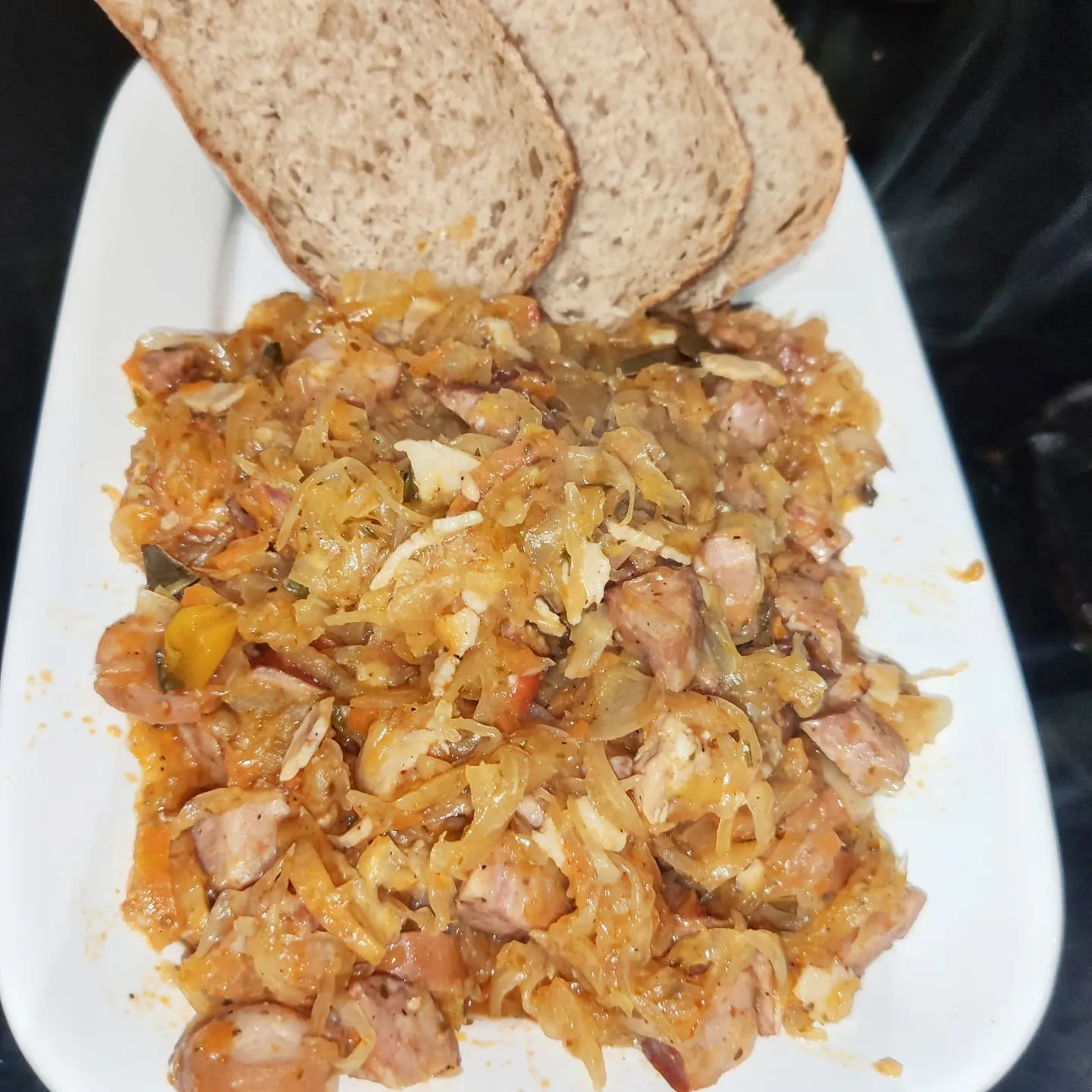 Troškinti rauginti kopūstai su kiauliena ir pomidorų padažu