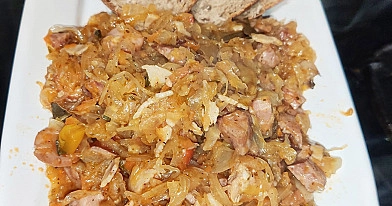 Troškinti rauginti kopūstai su kiauliena ir pomidorų padažu