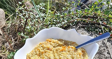 Kreminė miežinių kruopų košė su keptomis morkomis ir šonine