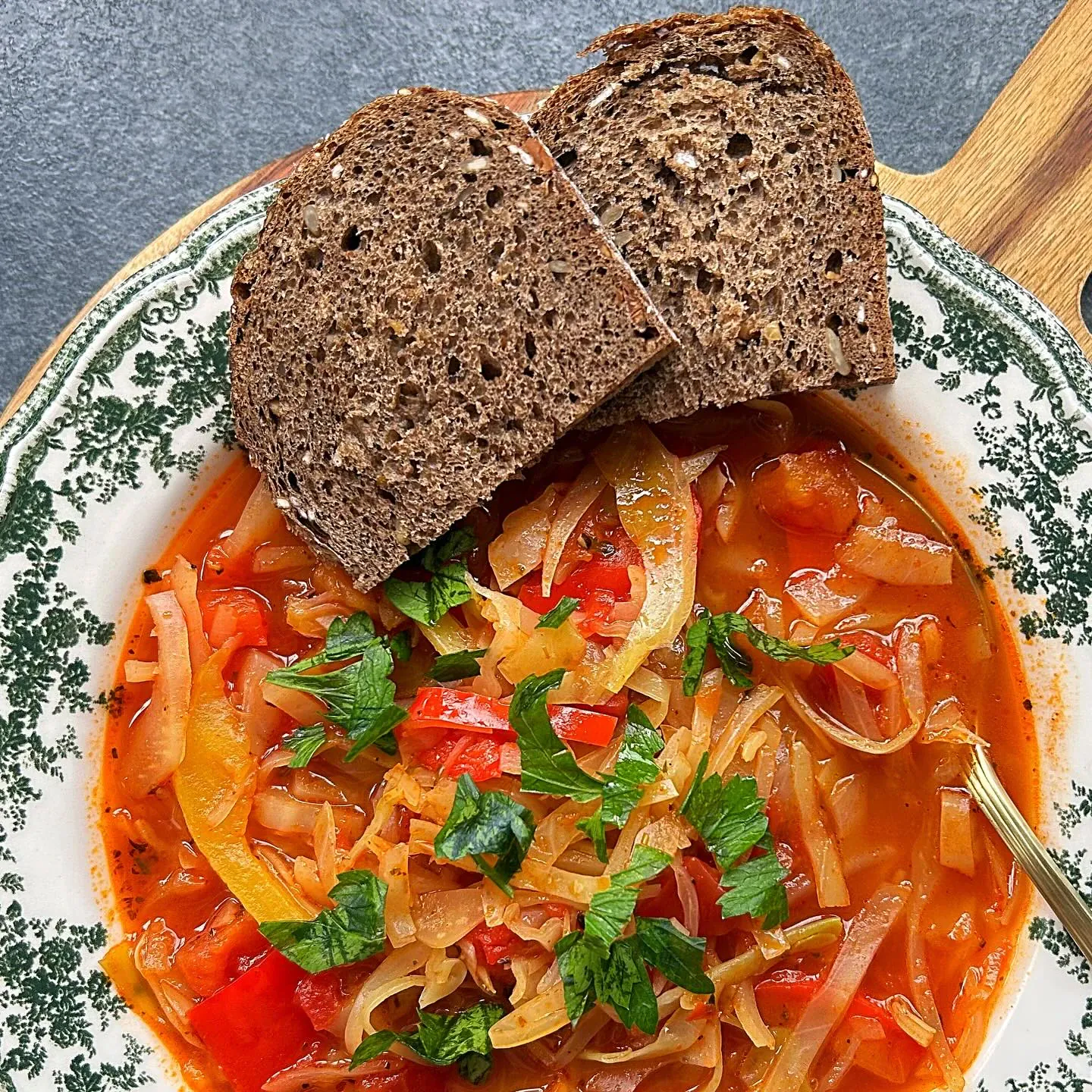 Leczo z młodej kapusty i papryki – lekki, sycący obiad