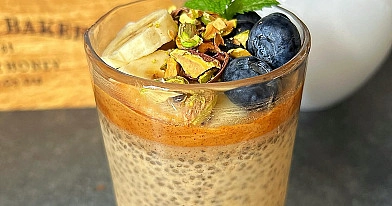Wegański pudding chia z bananem i masłem orzechowym