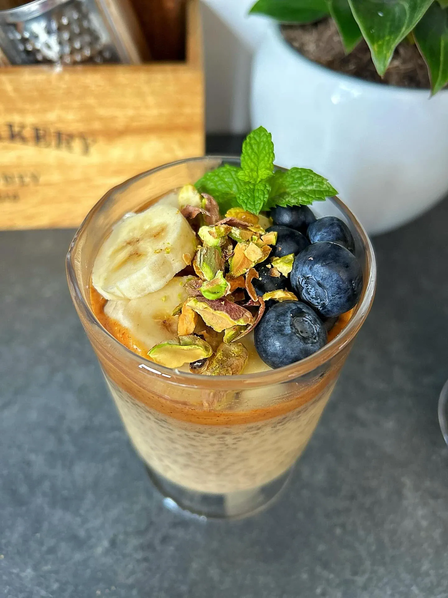 Wegański pudding chia z bananem i masłem orzechowym