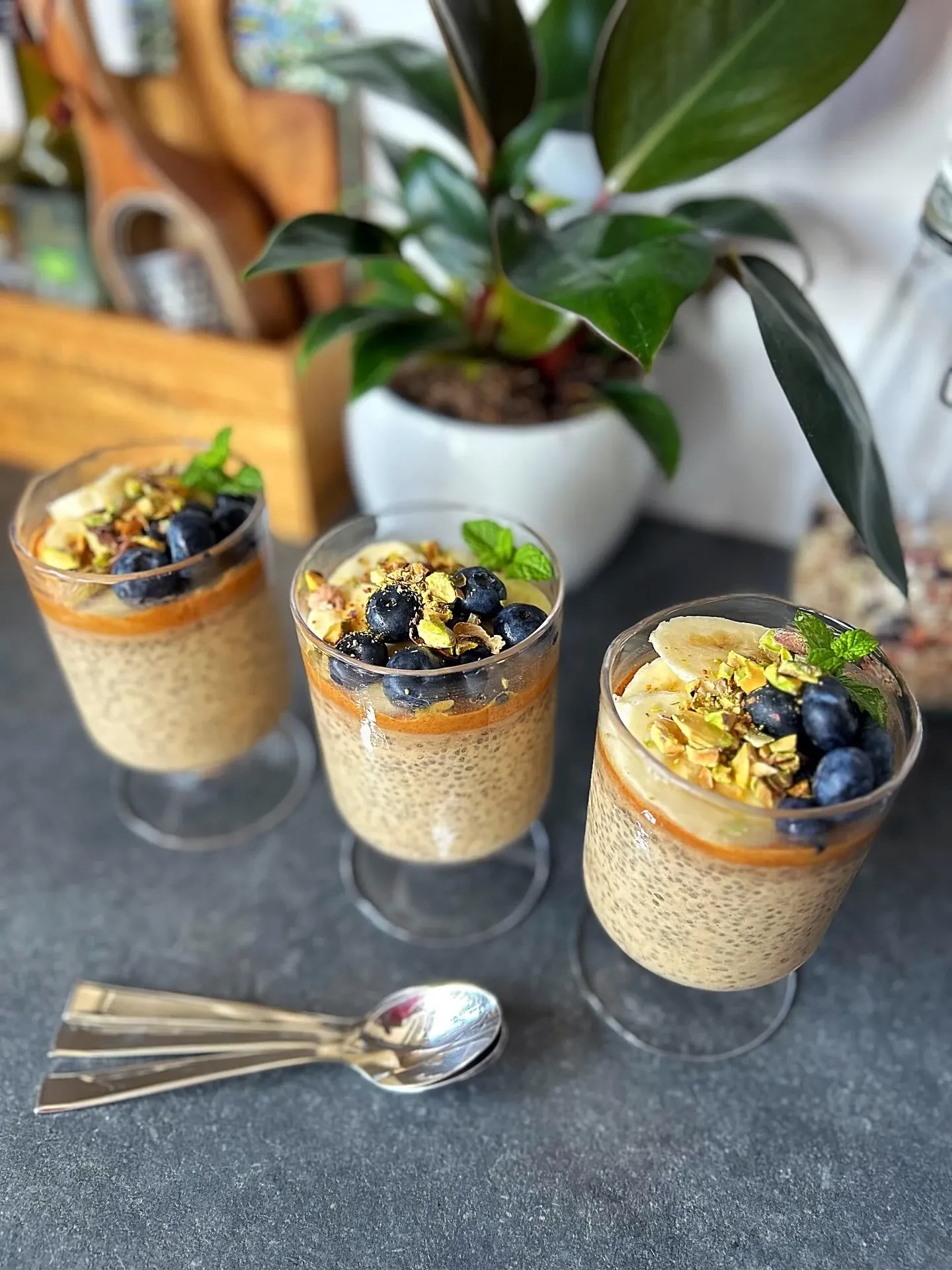 Wegański pudding chia z bananem i masłem orzechowym