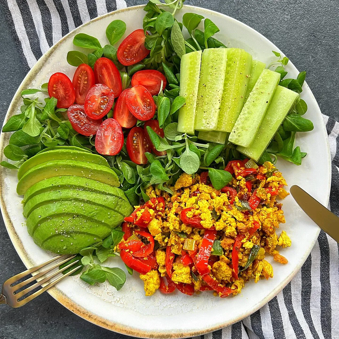 Tofucznica lunchowa z papryką, awokado i ogórkiem – sycąca miska na szybko