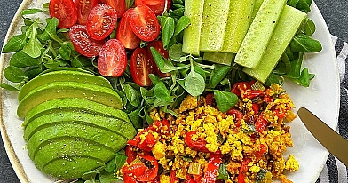 Tofucznica lunchowa z papryką, awokado i ogórkiem – sycąca miska na szybko