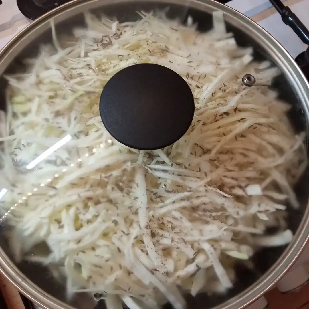 Duszona kapusta z koperkiem i boczkiem