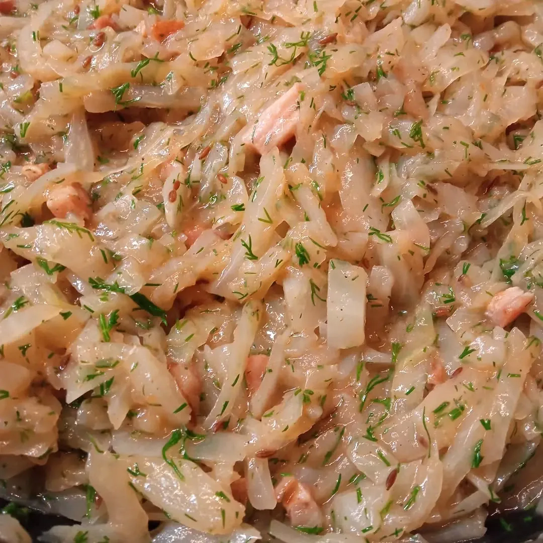 Duszona kapusta z koperkiem i boczkiem