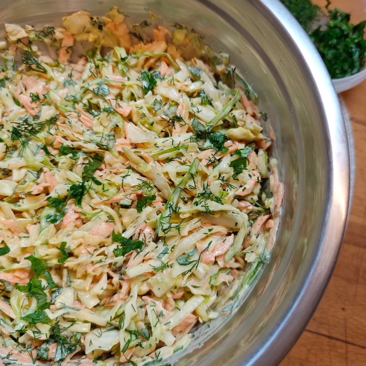 Klasyczna surówka z białej kapusty z marchewką i koperkiem