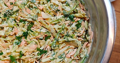 Klasyczna surówka z białej kapusty z marchewką i koperkiem